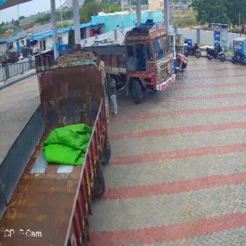 Fuel station staff prevent major fire accident in southern India_GIF_converted